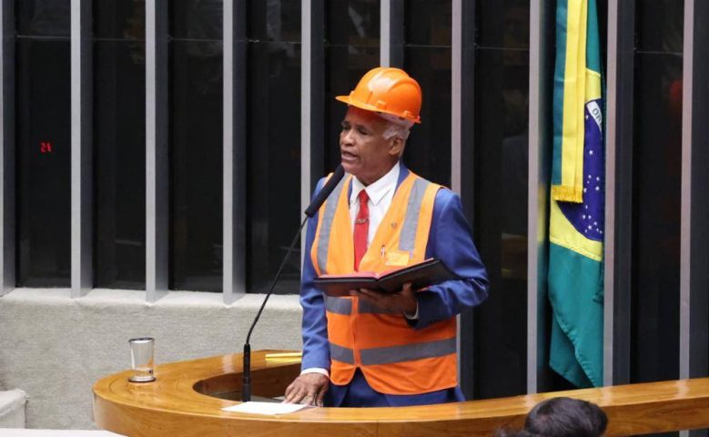 Fim da escala 6×1 permitirá a trabalhador ‘fazer sexo em paz’, diz deputado Pastor Sargento Isidório