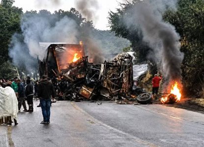 Seis baianos estão entre mortos em grave acidente entre ônibus e carreta em Minas Gerais