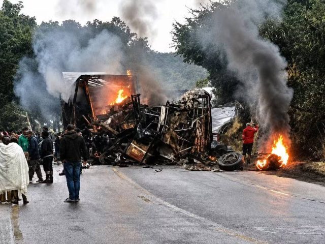 Seis baianos estão entre mortos em grave acidente entre ônibus e carreta em Minas Gerais