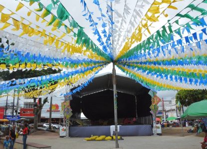 Praça Bernadino Bahia está pronta para Arraiá do Comércio 2026; festa começa no sábado, 6