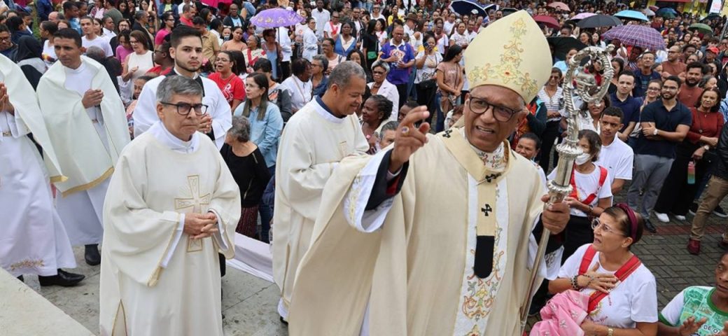 Celebração de Corpus Christi em Feira de Santana reúne milhares de fiéis com destaque para juventude