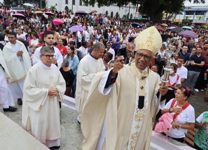 Celebração de Corpus Christi em Feira de Santana reúne milhares de fiéis com destaque para juventude