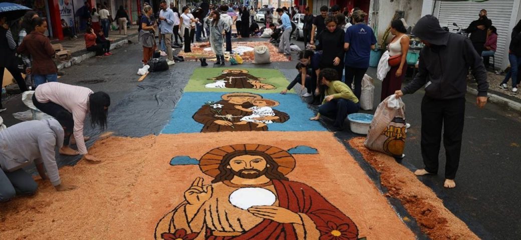 Tradicionais tapetes de Corpus Christi transformam cenário nas ruas de Feira de Santana