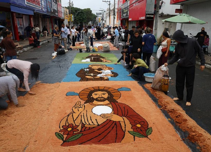 Tradicionais tapetes de Corpus Christi transformam cenário nas ruas de Feira de Santana