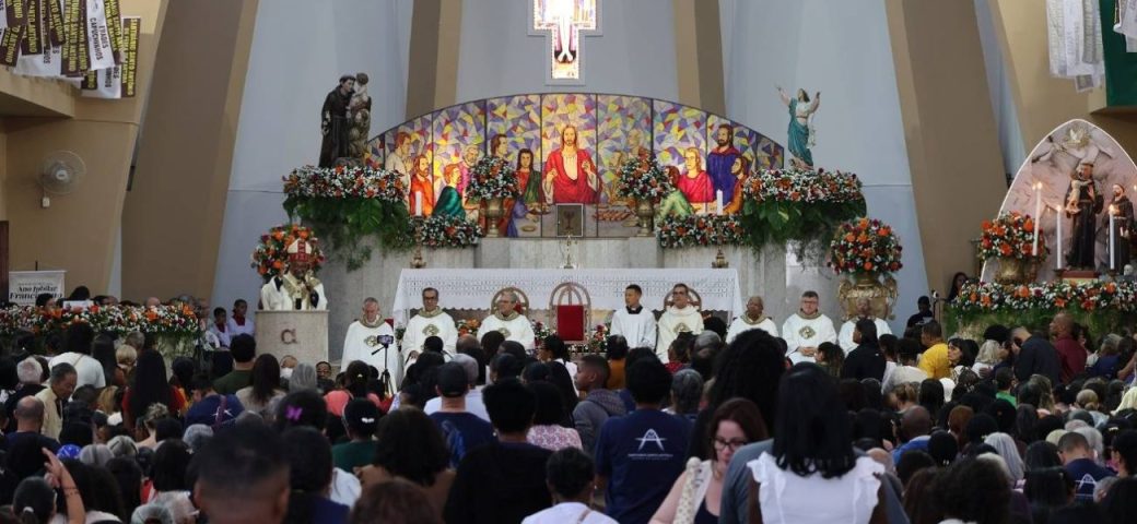 Missa dos Romeiros reúne fiéis e reforça tradição de fé durante Trezenário de Santo Antônio em Feira de Santana