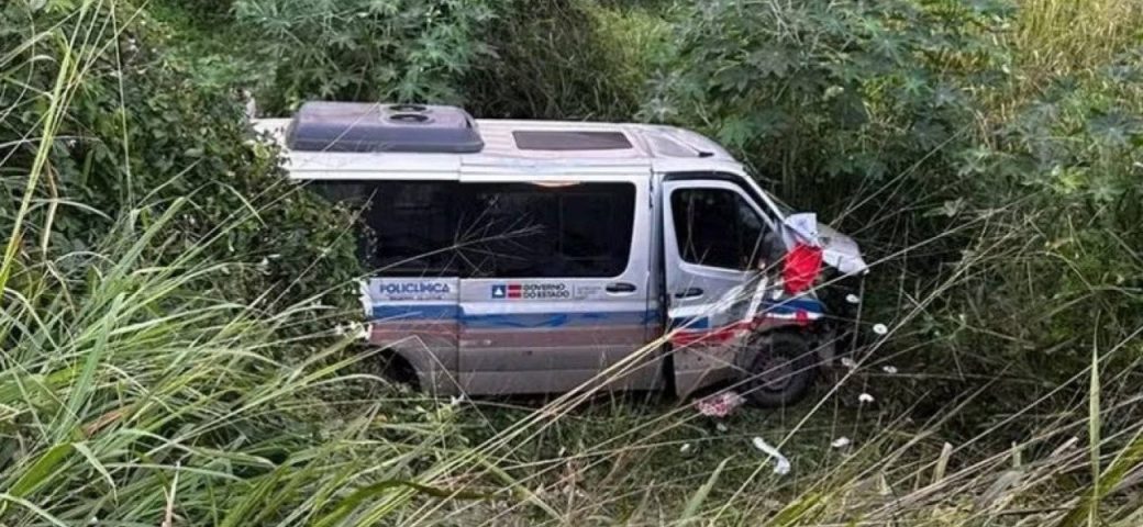 Acidente entre van e caminhonete deixa 16 feridos na BR-242