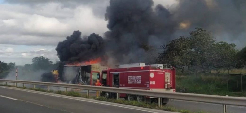 Carreta pega fogo e provoca interdição parcial da BR-116 no interior da Bahia