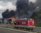Carreta pega fogo e provoca interdição parcial da BR-116 no interior da Bahia