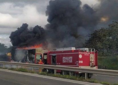 Carreta pega fogo e provoca interdição parcial da BR-116 no interior da Bahia