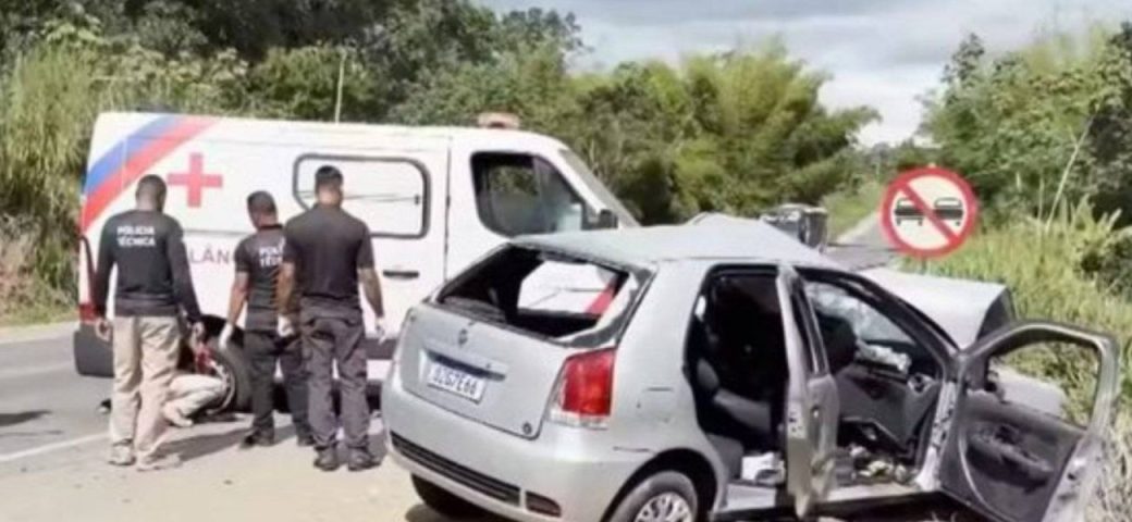 Acidente entre ambulância e carro deixa dois mortos e cinco feridos no sul da Bahia