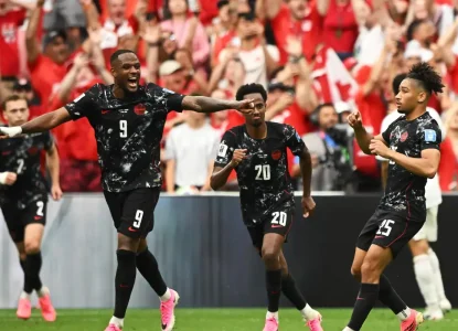 Canadá goleia Catar em jogo marcado por lesão e expulsões na Copa do Mundo