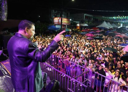 Raça Negra embala multidão e encerra último dia do São Pedro de Humildes com praça lotada