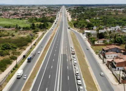 Acidente com caminhão interdita trecho da BR-116 na Bahia em meio ao feriadão de São João