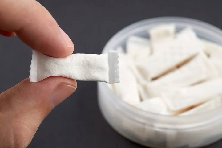 Alerta: sachês de nicotina podem causar lesões na gengiva e até perda dentária