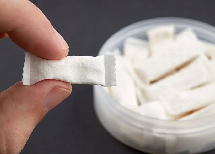 Alerta: sachês de nicotina podem causar lesões na gengiva e até perda dentária