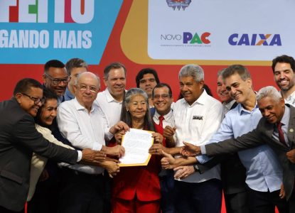 Famílias da região da Lagoa Grande, em Feira de Santana, são beneficiadas com títulos de regularização fundiária