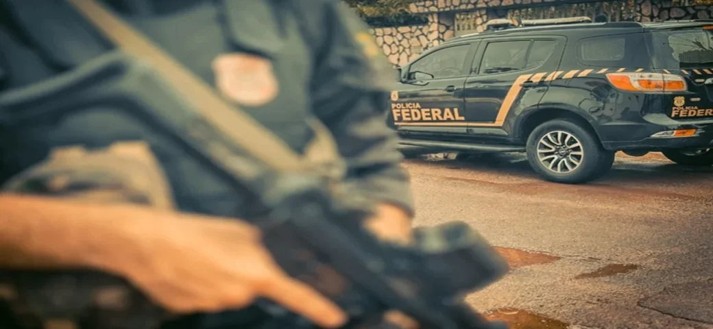 Polícia Federal cumpre mandados em Feira de Santana contra grupo suspeito de fraudes bancárias eletrônicas