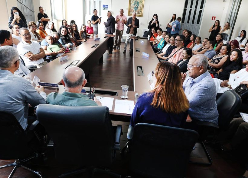 Prefeitura de Feira de Santana empossa mais 59 professores e reforça meta de zerar falta de docentes nas salas de aula