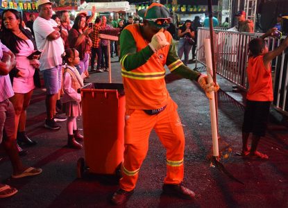 Trabalhadores da limpeza transformam os bastidores do São João de Maria Quitéria em uma verdadeira festa