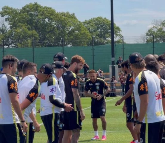 Neymar volta a campo pelo segundo dia consecutivo e participa de aquecimento com companheiros de Seleção Brasileira