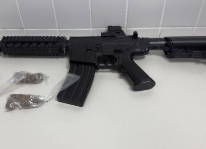 Polícia Militar apreende simulacro de fuzil no bairro Campo Limpo, em Feira de Santana