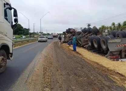 Carreta de soja tomba na BR-324, sentido Salvador, nesta segunda, 1
