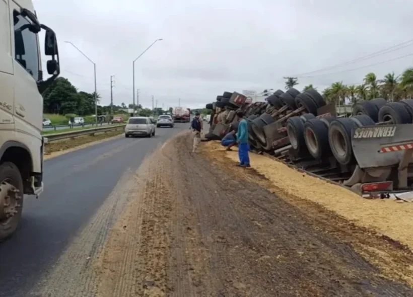 Carreta de soja tomba na BR-324 nesta segunda, 1