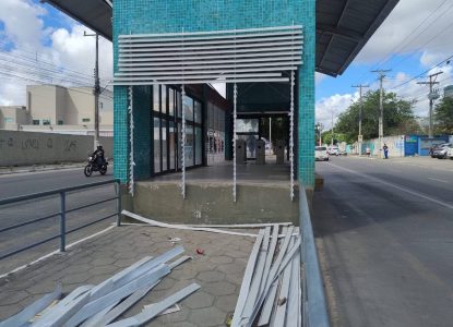 Vandalismo e furto de cabos deixam rastro de destruição nas estações do BRT em Feira de Santana