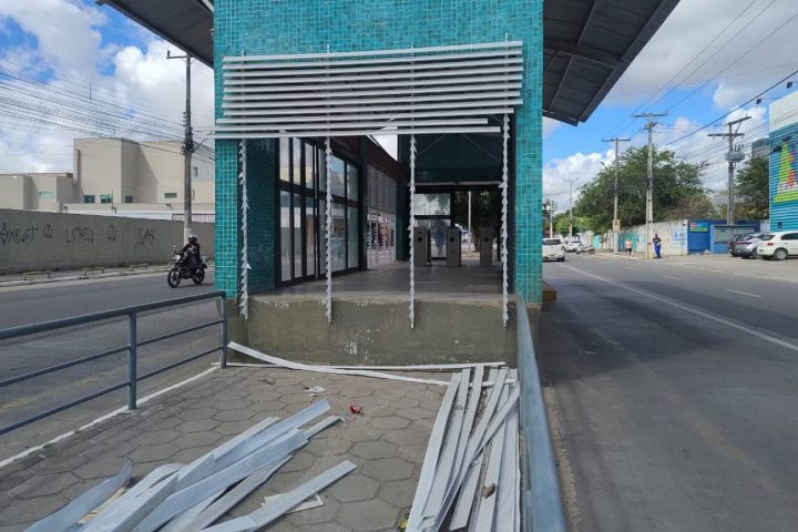 Vandalismo e furto de cabos deixam rastro de destruição nas estações do BRT em Feira de Santana