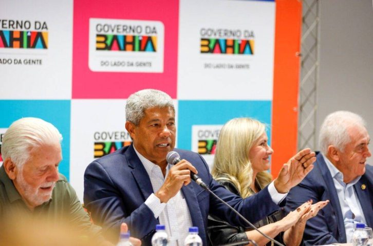 Servidores estaduais terão salário antecipado antes do São João, anuncia governador