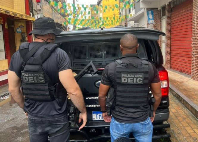 Mulher suspeita de integrar grupo responsável por extorsão mediante sequestro é presa em Salvador