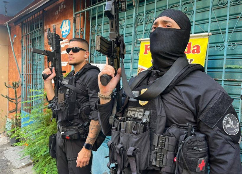 Operação da Polícia baiana contra grupo suspeito de roubo a farmácias e tráfico de drogas resulta em 17 prisões