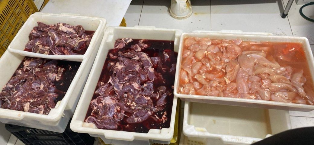 Mais de 900 quilos de alimentos impróprios para consumo são apreendidos na Bahia
