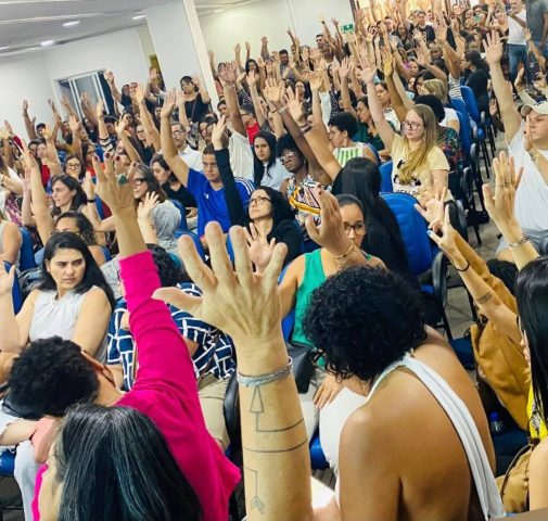 Professores da rede privada da Bahia aprovam estado de greve após impasse com donos de escolas