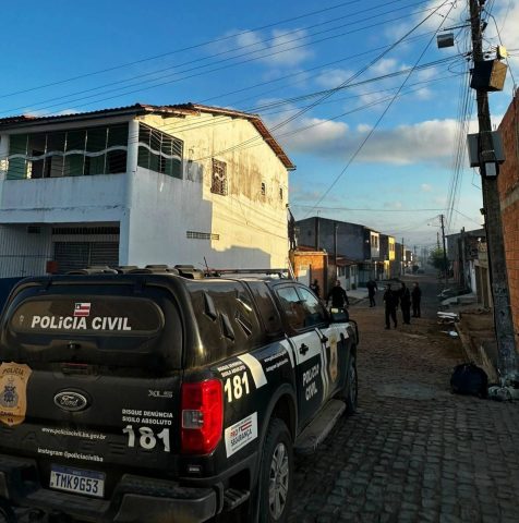 Operação policial combate atuação de facções criminosas em cidade do interior baiano; três suspeitos foram presos