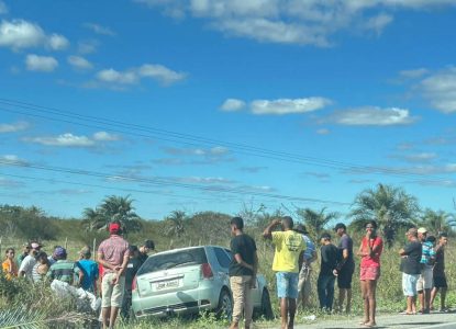 Dois jovens morrem após acidente entre moto e carro na BR-324, em Jacobina