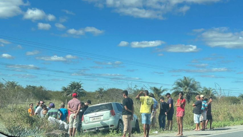 Dois jovens morrem após acidente entre moto e carro na BR-324, em Jacobina