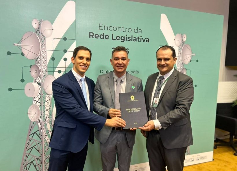 Assinatura de contrato garante implantação da TV Câmara em Feira de Santana