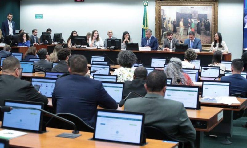 Deputados votam na PEC de redução da maioridade penal para 16 anos nesta terça, 9