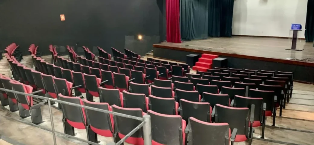 Teatro Margarida Ribeiro ganha novas poltronas e reforça modernização do espaço cultural