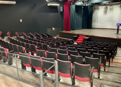 Teatro Margarida Ribeiro ganha novas poltronas e reforça modernização do espaço cultural