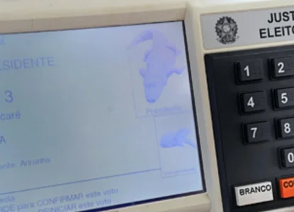 TRE da Bahia inicia testes em mais de mil urnas eletrônicas para eleições de 2026