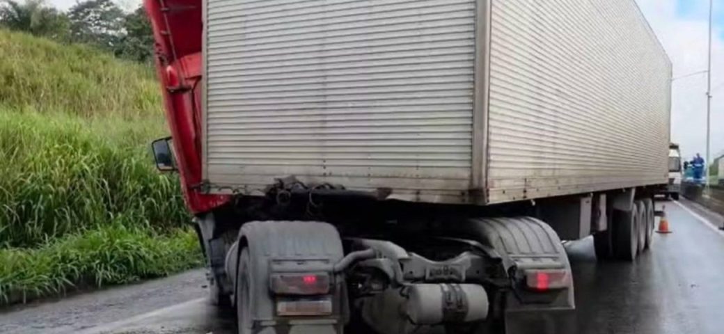 Acidente com carreta interdita trecho da BR-324 em Simões Filho