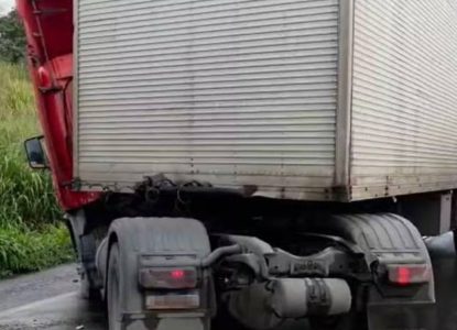 Acidente com carreta interdita trecho da BR-324 em Simões Filho