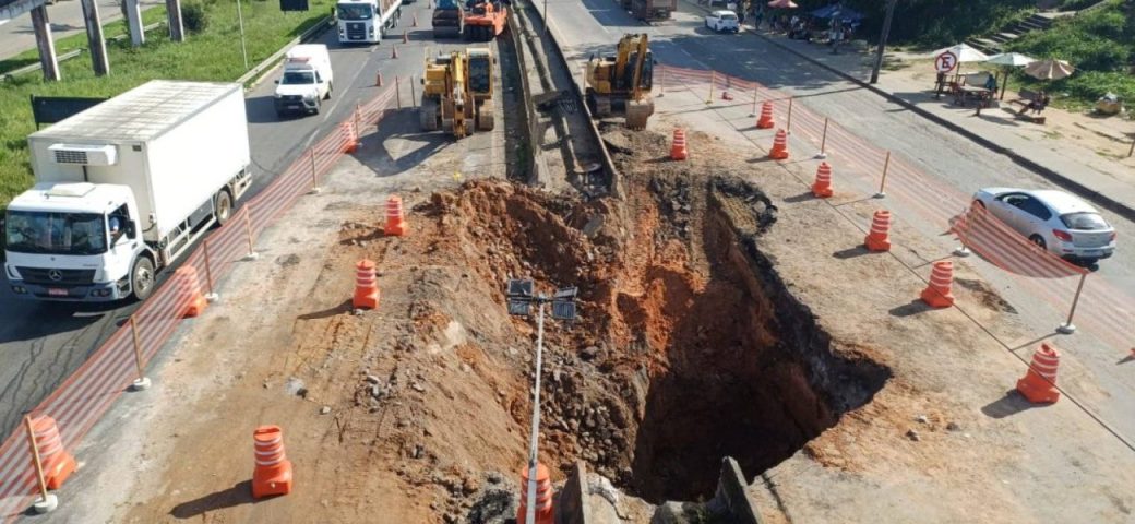 Obras mantêm trecho da BR-324 interditado e causam congestionamento de 4 km em Simões Filho