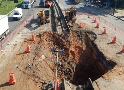 Obras mantêm trecho da BR-324 interditado e causam congestionamento de 4 km em Simões Filho