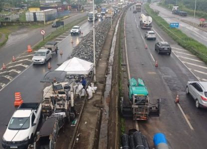 Chuvas interrompem obras na BR-324; reparo em cratera entra na fase final