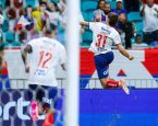 Bahia define jogo no 1º tempo e vence a Chapecoense na volta do Brasileirão