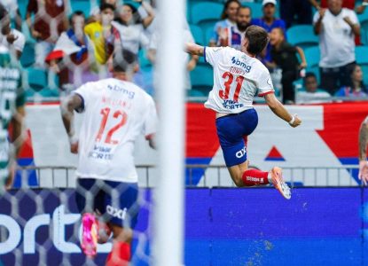 Bahia define jogo no 1º tempo e vence a Chapecoense na volta do Brasileirão