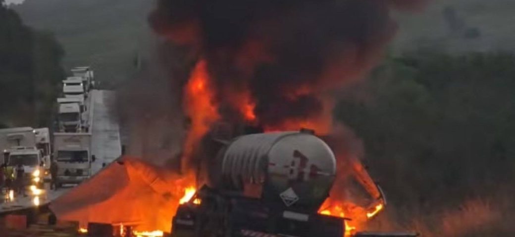 Carreta pega fogo na BR-116 e PRF registra vítimas graves no acidente
